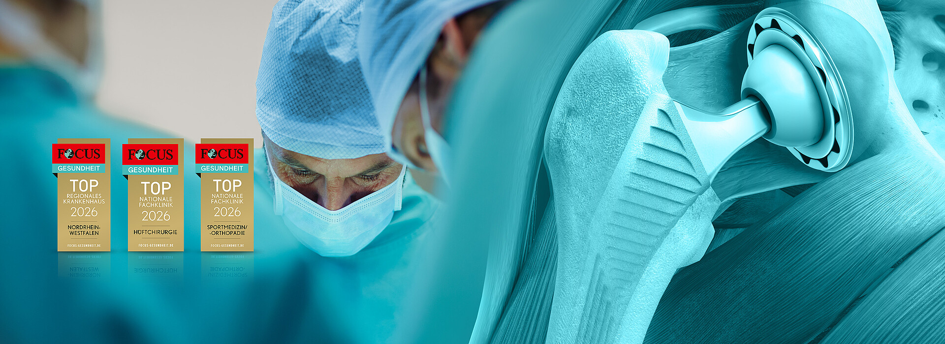 Chirurgischer Eingriff mit Fokus auf den Einsatz einer Hüftprothese als Symbol für Endoprothetik, begleitet von drei Focus-Gesundheit-Siegeln für 'TOP regionales Krankenhaus' und 'TOP nationale Fachklinik'.